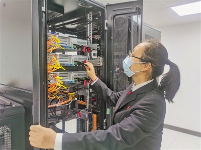 <p>　　白娜进行设备日常维护。</p>