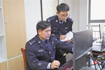 <p>　　孙峰传授徒弟视频侦查技能。</p>