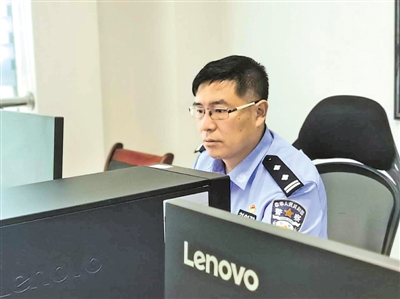 <p>　　长时间紧盯着电脑屏幕的工作让孙峰的眼睛视力又下降了。</p>