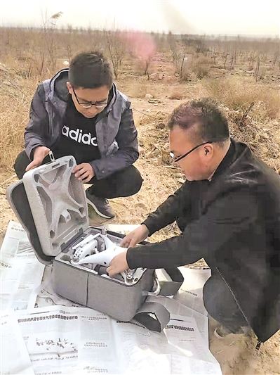 <p>　　马易东和同事准备启动无人机。</p>