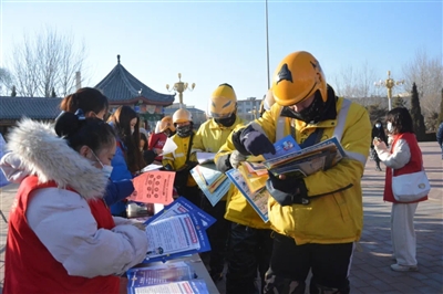 1月17日，青铜峡市开展“反诈”宣传活动，命名小坝镇小坝村、永丰村，大坝镇上滩村、韦桥村，瞿靖镇尚桥村、蒋西村，邵岗镇邵南村、东方红村等33个村（社区）为第一批“无诈村（社区）”，并颁发了牌匾。同时，对因工作开展不力、宣传防范不到位造成2021年电信网络诈骗案件发案高、财产损失大的1个单位、两个镇、7个村（社区）进行“挂牌整治”。黄英张超摄影报道