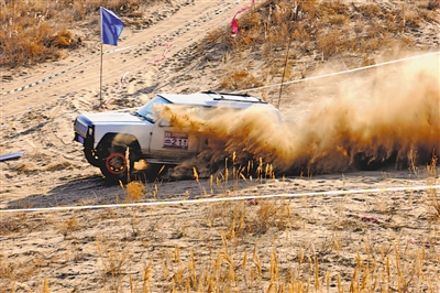 <p>　　拉巴湖沙漠越野车比赛现场</p>