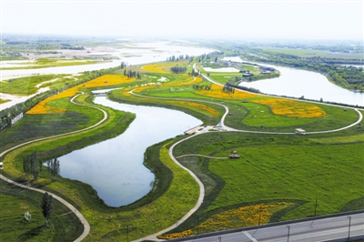 <p>　　从高空俯瞰，吴忠市凤凰岛景区如一只五彩缤纷、欲腾空而起的凤凰。吴忠市大力实施美丽河湖保护工程，加速提升河湖生态环境质量，让水韵成为当地的靓丽名片。																			　　　（资料图片）</p>