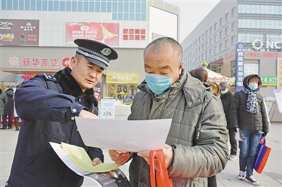 <p>　　青铜峡市公安局民警走上街头向群众宣传防“电诈”法律法规。</p>