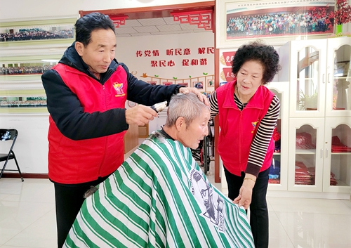 从发间到心间的温暖 这些志愿者为老人免费理发
