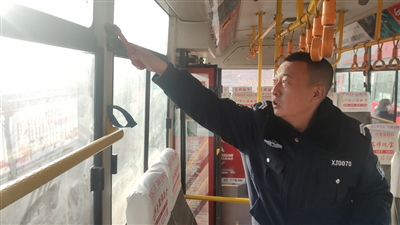 马凯检查公交车安全设备。