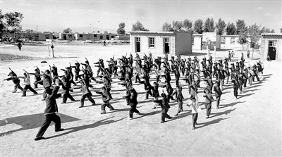 <p>　　　　1959年10月，平罗县前进公社东风大队二闸完小的学生在做广播操。（均资料图片）</p>