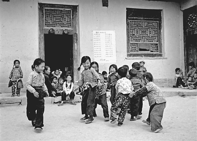 <p>　　1958年10月，吴忠市幼儿园的孩子们在做游戏。</p><p>　　刘勋华　摄</p>