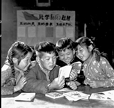 <p>　　1964年5月，青铜峡县峡口公社潭桥大队团支部组织校外儿童团，开展文娱活动，学习文化。</p>
