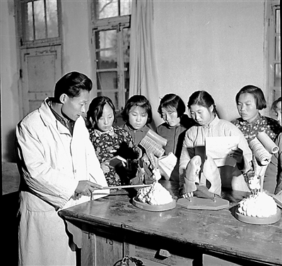 <p>　　20世纪60年代，宁夏卫生学校教师李应义（左）用模型给一年级护士班的学生讲人体呼吸器官课。</p><p>　　买世杰　摄</p>