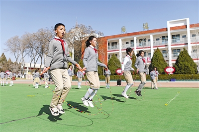 <p>　　单人跳、集体跳，交叉跳、自由跳，吴忠市朝阳小学训练有素的“绳韵”少年在老师的指挥下自如切换模式。　　　　　　　　　　　　本报记者　白茹　摄</p>