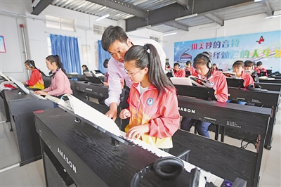 <p>　　中宁县职业教育培训中心，学生们在老师的指导下学习乐器。</p><p>　　本报记者　王猛　摄</p>