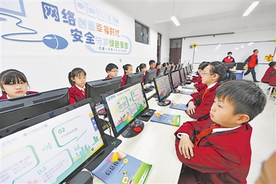 <p>　　　　银川市实验小学的孩子们通过互联网开展第二课堂教学。　　　　本报记者　左鸣远　摄</p>