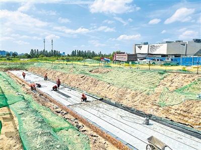  p> 银川市团结路(宁安北街—民悦街)道路施工现场,工人们正在紧张有