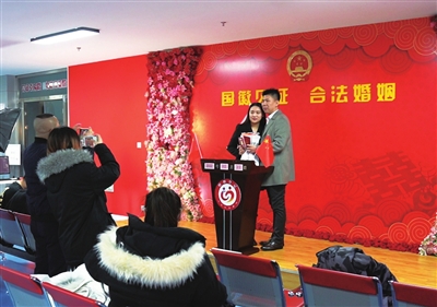 新人站上领证台，许下爱的诺言。本报记者高晓刚摄