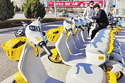 3月22日，在银川大阅城共享电单车停放点，市民扫码骑行新款共享电单车。本报记者　季正  摄