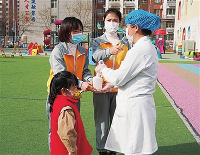 校医向幼儿园师生示范六步洗手法。本报记者 高晓刚 摄