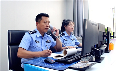 盐州路派出所所长郭君享对警情进行回访。