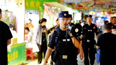 近期，盐池县公安局各派出所大力开展“见警察、见警灯、见警车”夏季治安隐患集中清查整治行动。
    本报通讯员 刘华 摄