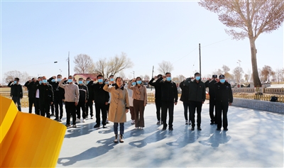     今年以来，盐池县以“党课开讲啦”活动为契机，活用资源，创新方式，推动各级党组织书记带头讲党课，进一步提高全县党员干部理论水平和党性修养，以“身边事”教育“身边人”。