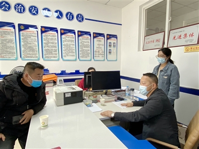     近日，盐池县司法局大水坑司法所解答群众咨询。
