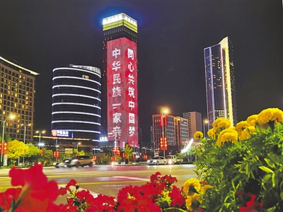 <p>　　银川市北京路地标建筑，“中华民族一家亲，同心共筑中国梦”的灯光秀闪亮夜空（摄于10月1日）。　　　　　　　　　　　　　　　　　　　　　　　　　　　　　　　　　　　　　　　　　　　　　　　　　　　　本报记者　李涛　摄</p>