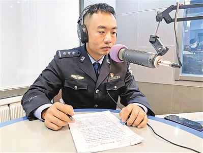 <p>　　李通警官在直播中。</p>