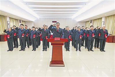 <p>　　12月3日，在第八个国家宪法日来临之际，自治区人民检察院举行宪法宣誓仪式，28名员额检察官进行了宪法宣誓。</p>