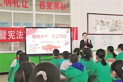 <p>　　固原中院民一庭法官助理杨静为师生授课。</p>