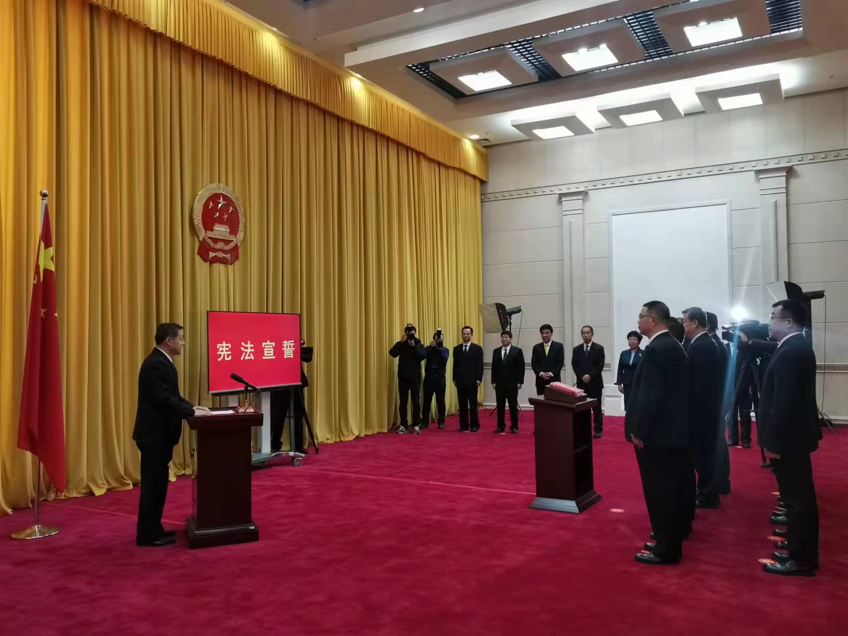 宁夏回族自治区人大常委会举行宪法宣誓仪式