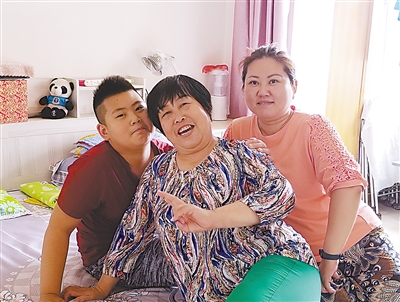 <p>　　张建华（中）和儿媳妇（右）、孙子（左）。　</p><p>　　本报记者　陶涛　摄</p>
