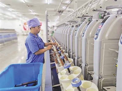 <p>　　新澳羊绒有限公司车间内，工人正在生产。　</p>