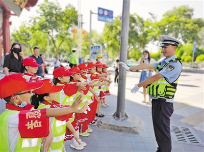 <p>　　全民动员共创文明城市。</p>