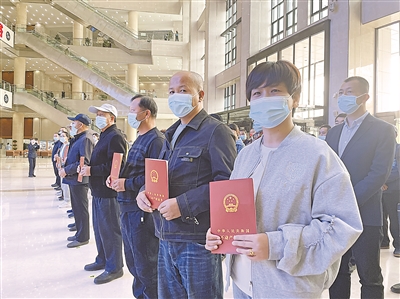     群众办证难得到解决。             本报记者 徐佳敏 摄