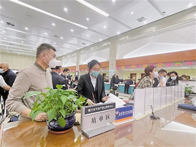     “放管服”改革为群众办事带来便利。   本报记者 徐佳敏 摄