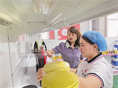     移民妇女家门口就业。           本报记者 徐佳敏 摄