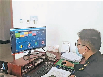 石嘴山市市场监督管理局工作人员在电脑上进行监督。（图片由受访单位提供）