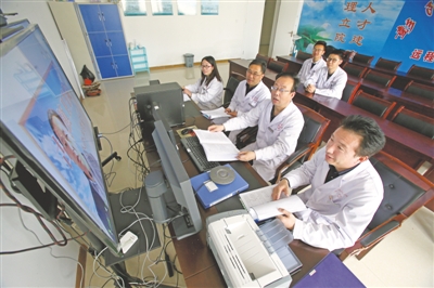 <p>　　在彭阳县人民医院，专家团队与乡镇卫生院进行远程会诊。</p><p>　　本报记者　王猛　摄</p>