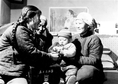 <p>　　1975年4月，银川市通贵公社合作医疗站赤脚医生深入社员家里看病。　　　　　　　　　　　　　　　　　　　　　　　　　　　　　　　　　　　米寿世　摄　（均资料图片）</p>