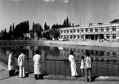 <p>　　1978年的宁夏医学院附属医院外景。　　　　　　　　　　石观达　摄</p>