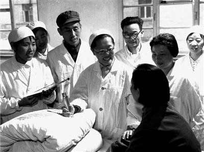 <p>　　1974年，自治区医院眼科的大夫们在病房会诊。</p><p>　　米寿世　摄</p>