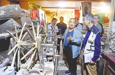 <p>　　马进福（前排右2）向专家介绍自己的藏品。　　　　　　　　　　　　　　　　　　　　　　　　　　　　　　　　　　　　　　　　　　　　　　　本报记者　王晓龙　摄</p>