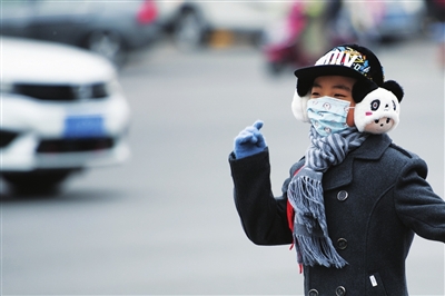 1月5日，在银川市金凤区康平路，孩子“全副武装”走在回家的路上。当日是二十四节气中的“小寒”，宁夏最低　气温跌至-20℃。气象部门预测，未来两日，我区最低气　温将跌至-27℃。 

    本报记者  季正  摄