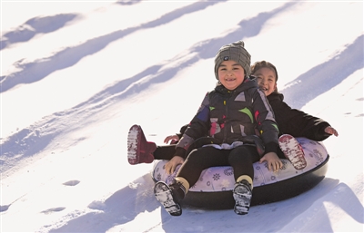 <p>　　1月13日，在银川森林公园雪场，完成期末考试的孩子们感受冰雪乐趣。　　　　　　　　　　　　　　　　　　　　　　　　　　　　　　　　　　　　本报记者　王洋　摄</p>