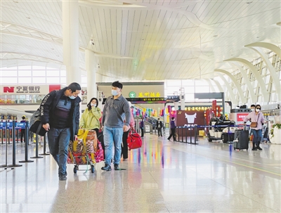 <p>　　银川河东国际机场内准备出发的旅客。　　　　　　　　　　　　　　　　　　　　　　　　　　　　　　　　　　　　　　　　　　　　　　　　　　　　　　　　　　　　　　　　　　本报记者　王婧雅　摄</p>