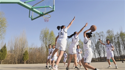 <p>　　吴忠市第二中学的女子篮球队进攻防守，有招有式。</p>