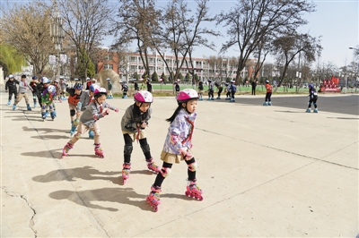 <p>　　吴忠市朝阳小学轮滑进校园，让每个孩子都能接受专业训练，也让“轮滑小达人”有了展示空间。</p>