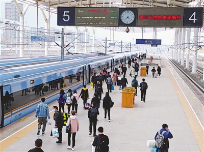 <p>　　4月5日，银川火车站D3559次列车即将启程，乘客有序进站乘车。</p><p>　　本报记者　王鼎　摄　</p>