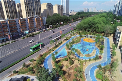 7月12日，在银川市满城街与北京路交叉口东南拐角，新建成的小微公园以蓝色为基调，扮靓城市角落。据悉，2021年银川市为民办实事敲定的6处小微公园，目前已基本完工。　　　　　　本报记者  季正  摄