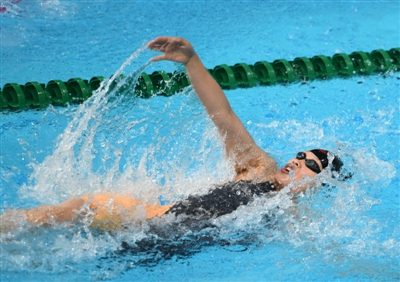 罗思在女子100米仰泳比赛中。本报记者 高晓刚 摄